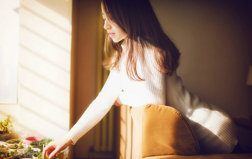 电话里，她哭着说：“亲爱的，我…我怀孕了…三个月了，不过你放心，不是你的，不用你负责。